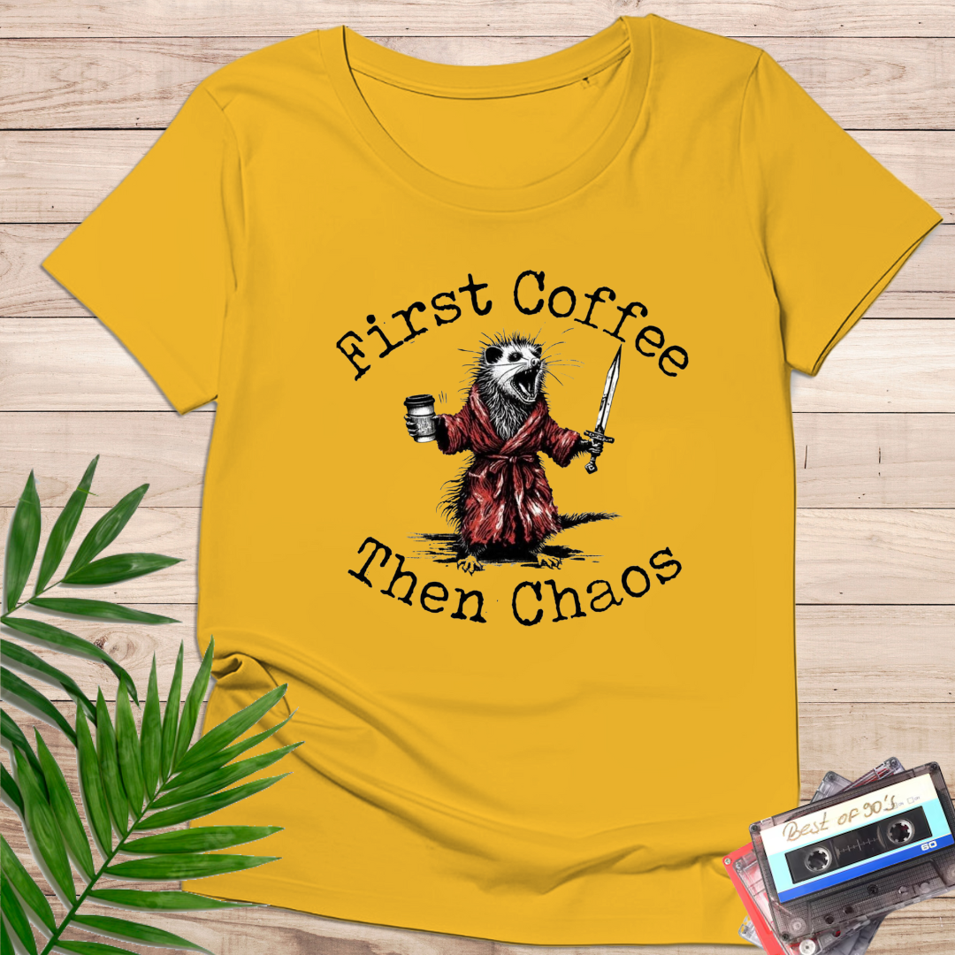 Camiseta "First Coffee Then Chaos" – Humor Matutino Ilustrado - KolorTees