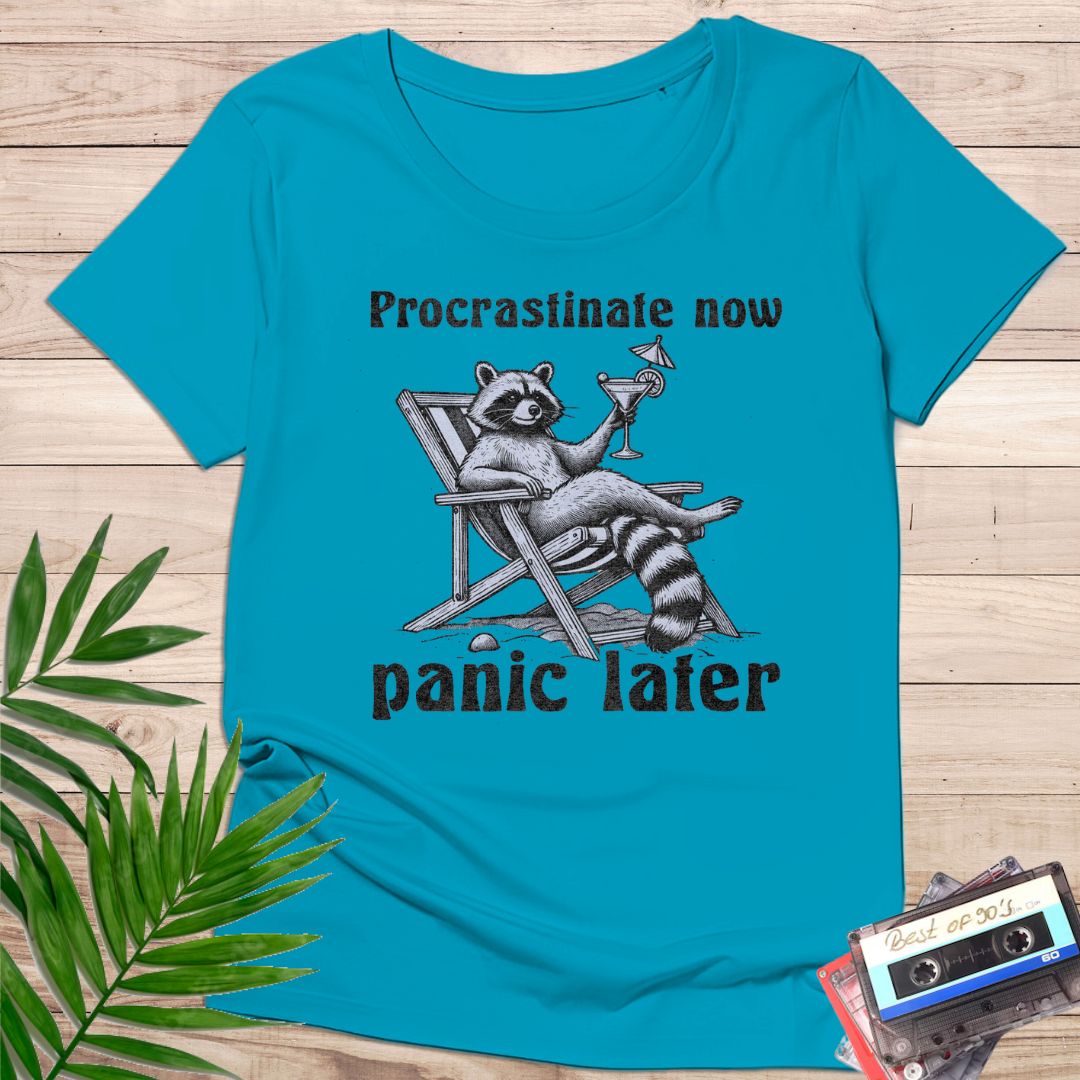Camiseta "Procrastinate Now Panic Later" – Mapache Irónico Retro - KolorTees
