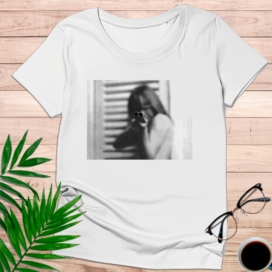 Camiseta "Shot Through The Blinds" – Fotografía Noir Retro