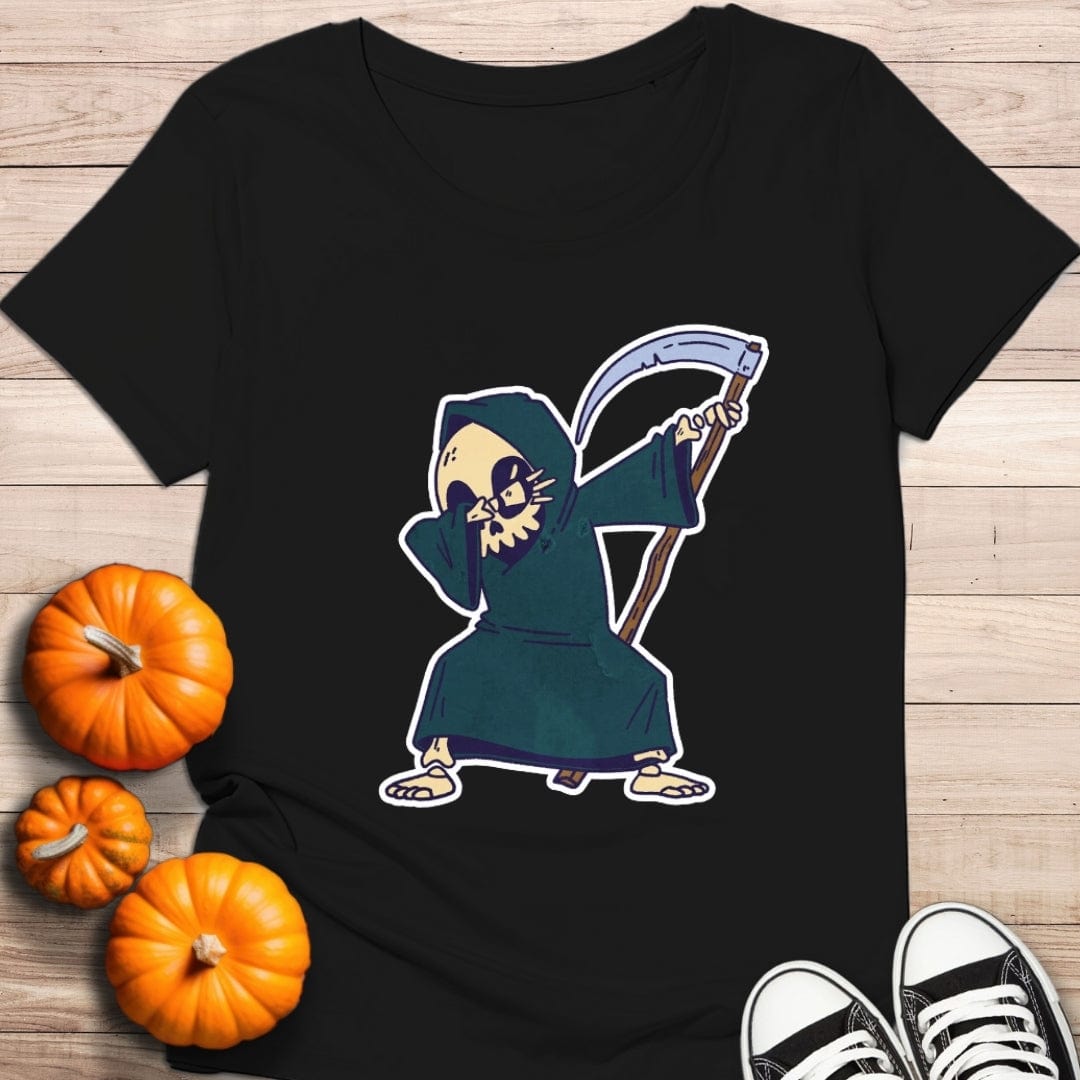 Camiseta de manga corta color negro La Muerte posando, ilustración tipo dibujo animado de la muerte con guadaña como si estuviese en un paso de baile