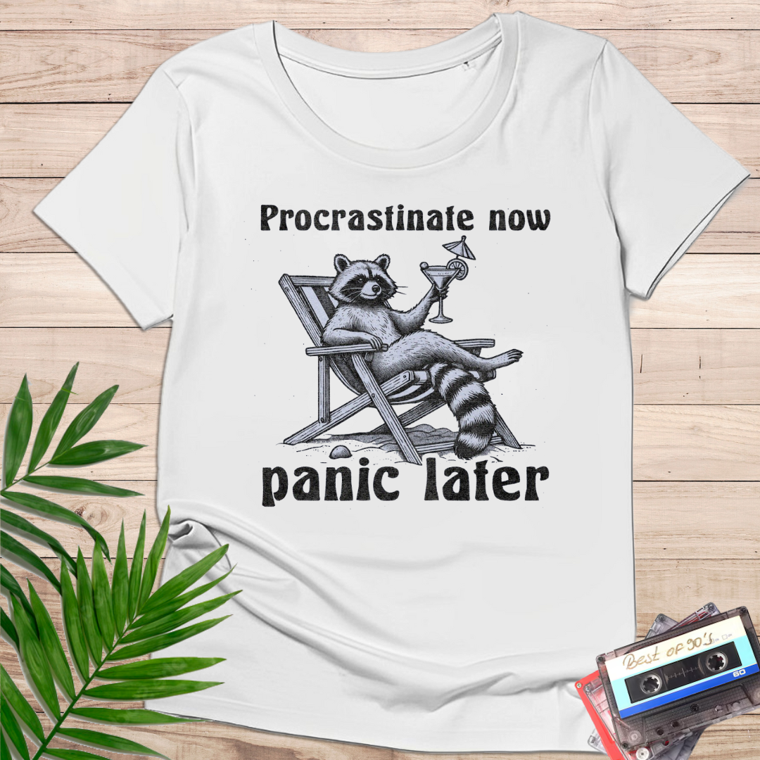 Camiseta "Procrastinate Now Panic Later" – Mapache Irónico Retro - KolorTees