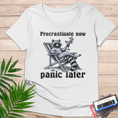 Camiseta "Procrastinate Now Panic Later" – Mapache Irónico Retro - KolorTees