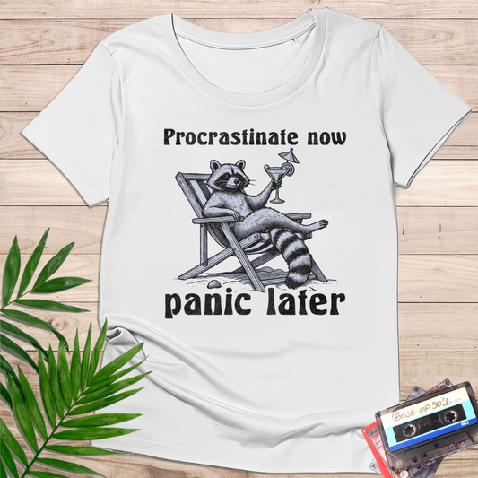 Camiseta "Procrastinate Now Panic Later" – Mapache Irónico Retro - KolorTees