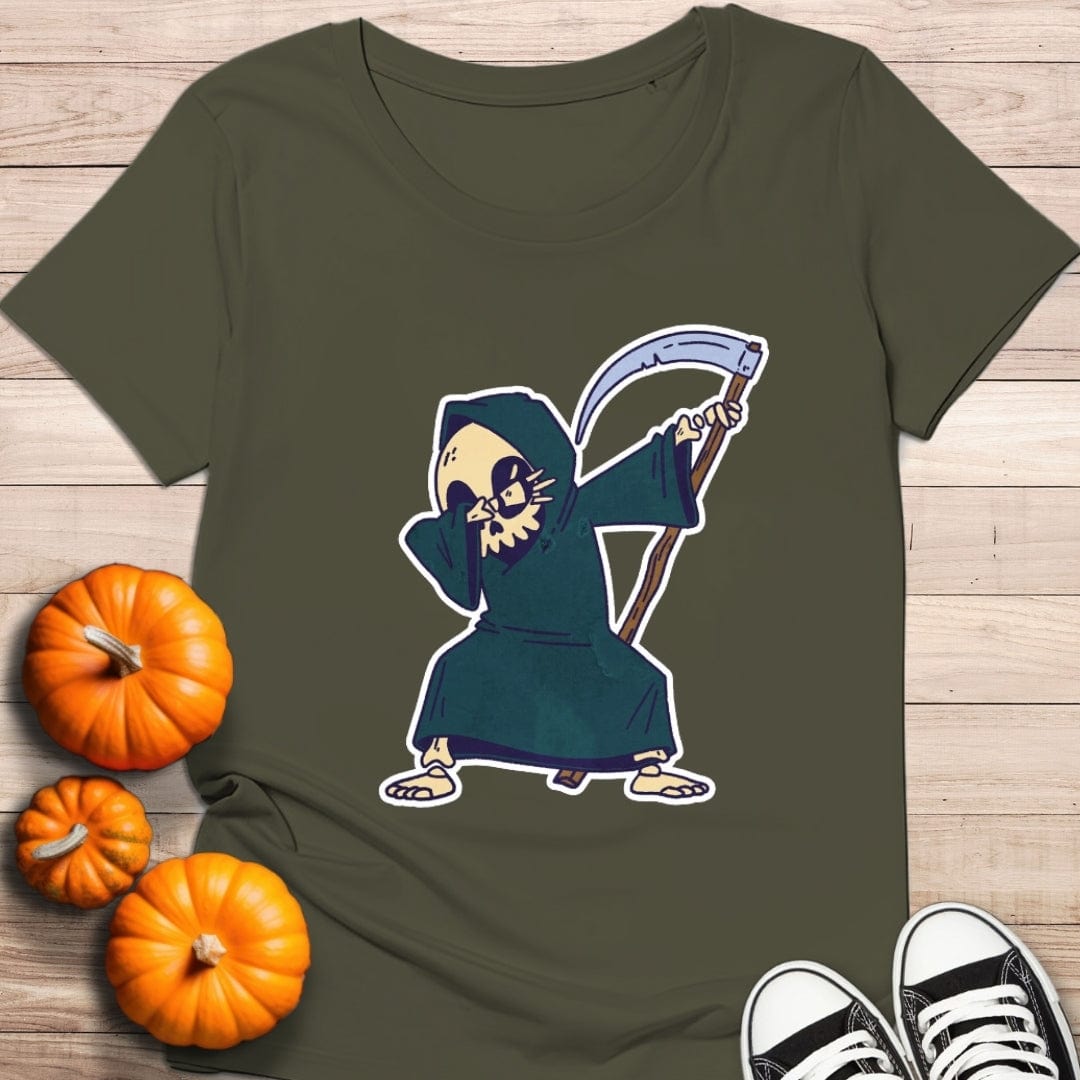 Camiseta de manga corta color verde khakhi La Muerte posando, ilustración tipo dibujo animado de la muerte con guadaña como si estuviese en un paso de baile