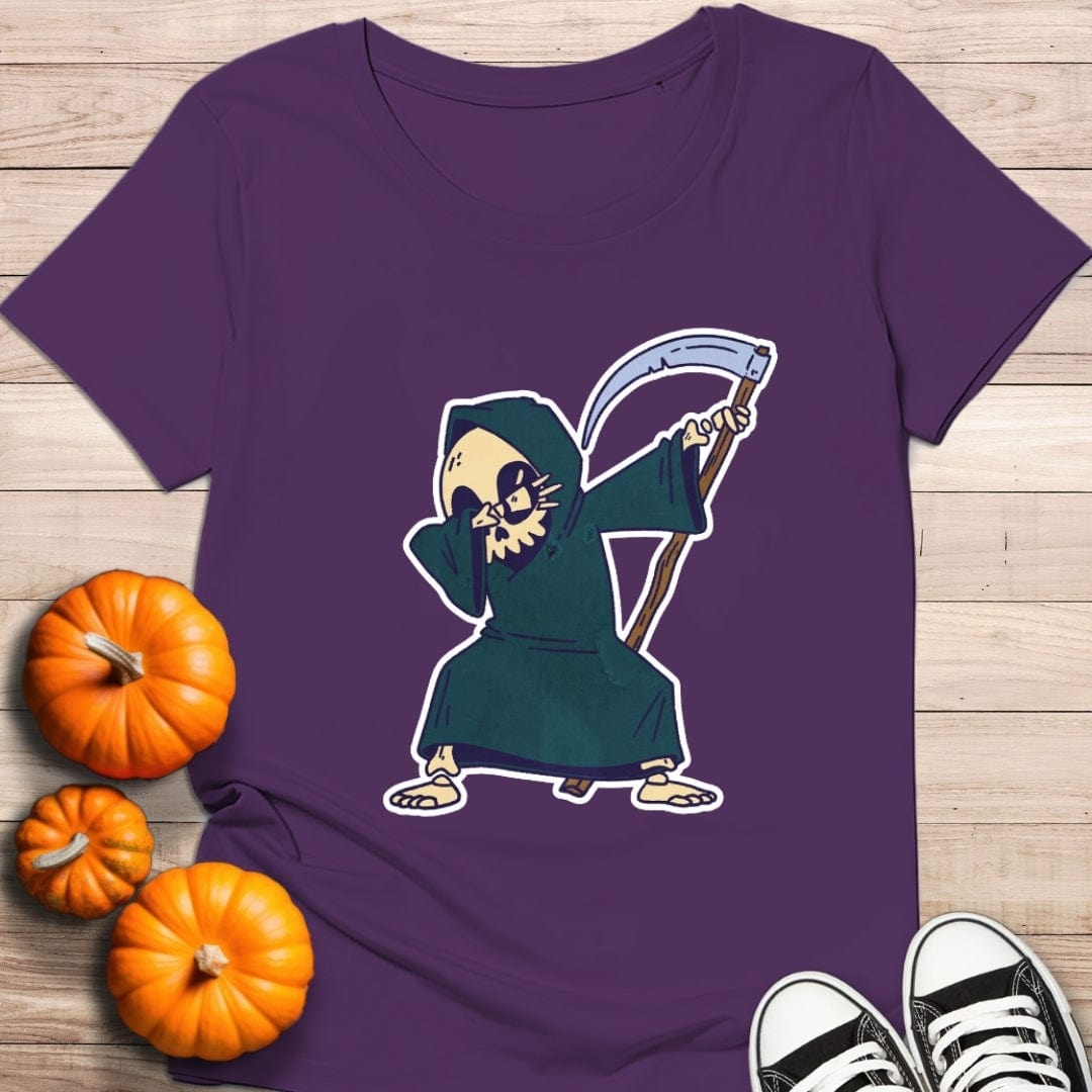 Camiseta de manga corta color morado La Muerte posando, ilustración tipo dibujo animado de la muerte con guadaña como si estuviese en un paso de baile